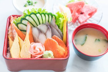Pirinç bento kutusunda Ham taze sashimi
