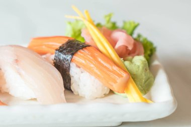 Ham ve taze nigiri suşi beyaz plaka 