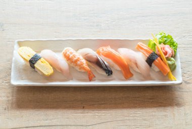 Ham ve taze nigiri suşi beyaz plaka 