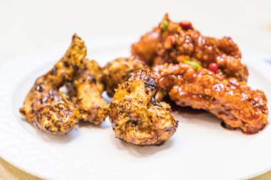 Baharatlı soslu kızarmış tavuk