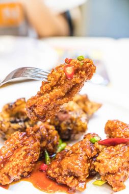 Baharatlı soslu kızarmış tavuk