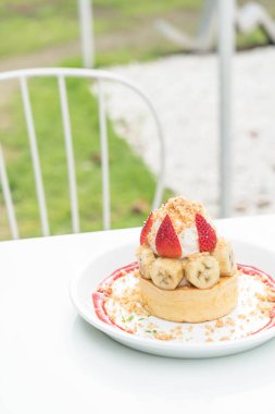 sıcak kek krem, çilek, muz ve tanımlama bilgisi ile harap 