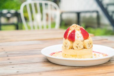 sıcak kek krem, çilek, muz ve tanımlama bilgisi ile harap 