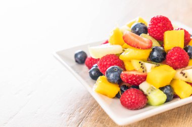 karışık taze meyve (çilek, ahududu, yaban mersini, kivi, mang