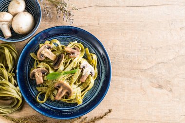 Mantarlı ıspanak fettuccine