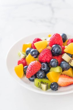 karışık taze meyve (çilek, ahududu, yaban mersini, kivi, mang