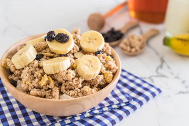 Granola muz, Kuru üzüm ve süt ile 