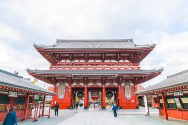 Tokyo-Kasım 16: Budist tapınağı Sensoji Novem tarihinde kalabalık insanlara