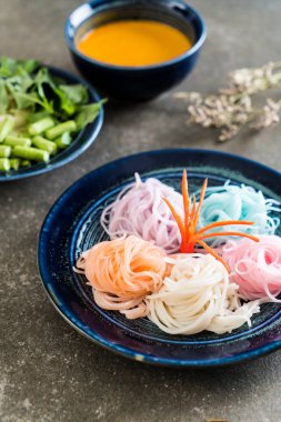 erişte ile balık köri sos ve sebze