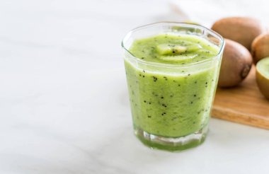 Sağlıklı taze kivi smoothie cam