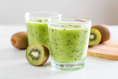 Sağlıklı taze kivi smoothie cam