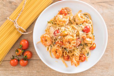 Spagetti karides, domates, fesleğen ve peynir ile 