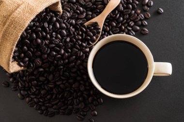 Kahve fincanı ve fasulye