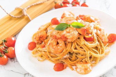 Spagetti karides, domates, fesleğen ve peynir ile 