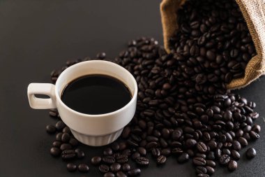 Kahve fincanı ve fasulye