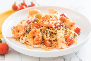 Spagetti karides, domates, fesleğen ve peynir ile 