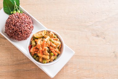 Domuz eti ve berry pirinç Panaeng köri