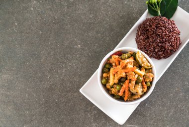 Domuz eti ve berry pirinç Panaeng köri