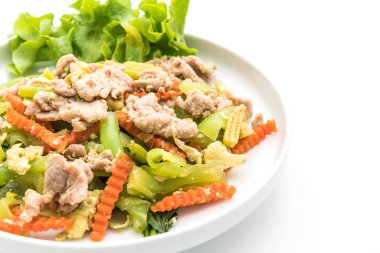 Tavada kızartılmış Shanghai Noodle domuz eti ile