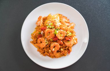 Kore baharatlı sos ve karides kızarmış pilav