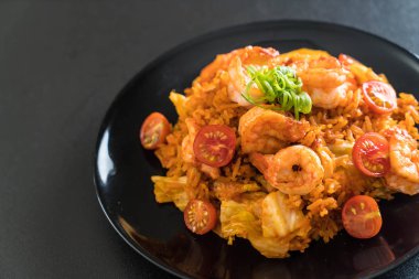 Kore baharatlı sos ve karides kızarmış pilav