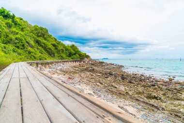 Güzel tropikal beach Koh Larne Patta içinde adlı ile tahta köprü