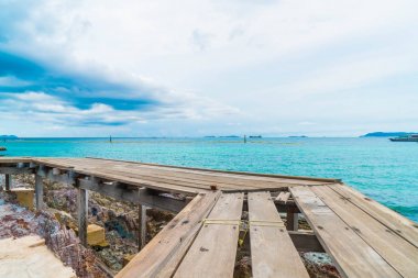 Güzel tropikal beach Koh Larne Patta içinde adlı ile tahta köprü