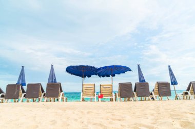 Güzel lüks şemsiye ve plaj sandalye