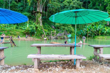Vangvieng, Laos 13 Mayıs 2017: Turist Blue Lagoon tadını çıkarın