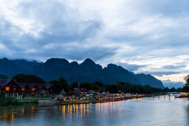 Vang Vieng, Laos nehirde Nam şarkı