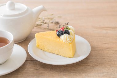 peynirli kek çilek ve yaban mersini