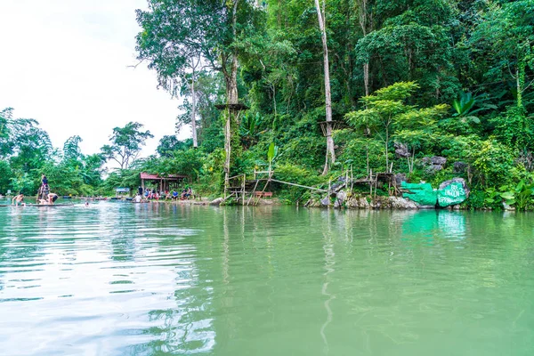 Vangvieng, laos 13. Mai 2017: Touristen genießen die blaue Lagune — Stockfoto