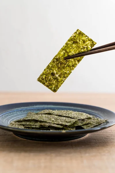 Getrocknete Algen auf Teller — Stockfoto