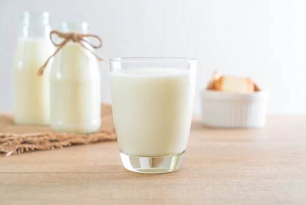 Vaso de leche fresca — Foto de Stock