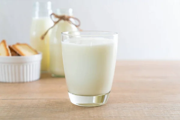 Vaso de leche fresca — Foto de Stock