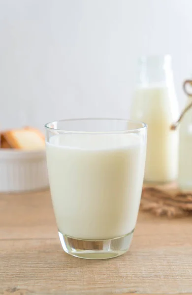 Vaso de leche fresca — Foto de Stock