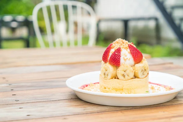 Pastel caliente con crema, fresa, plátano y galletas se desmoronan — Foto de Stock