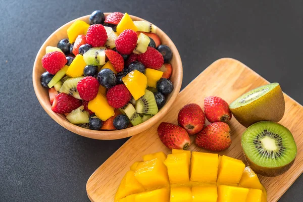 karışık taze meyve (çilek, ahududu, yaban mersini, kivi, mang