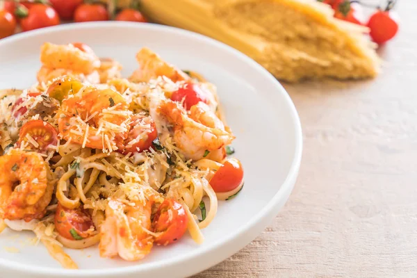 Espaguetis con gambas, tomates, albahaca y queso — Foto de Stock