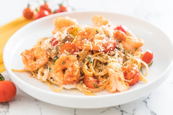 Spagetti karides, domates, fesleğen ve peynir ile 