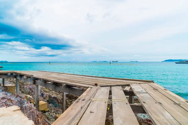 Güzel tropikal beach Koh Larne Patta içinde adlı ile tahta köprü