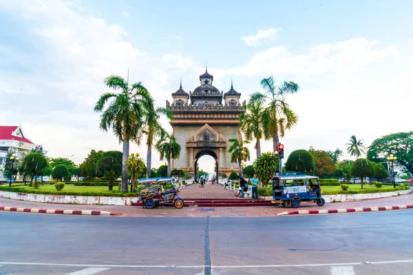 Vientiane, Laos - 12 de mayo de 2017: Monumento a Patuxay en Vientiane, L — Foto de Stock