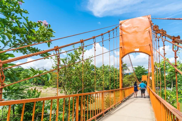 Vang Vieng, Laos. 12 Mayıs 2017: Turuncu renk köprü Jung Mağarası