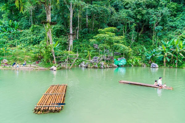 Vangvieng, Laos 13 Mayıs 2017: Turist Blue Lagoon tadını çıkarın