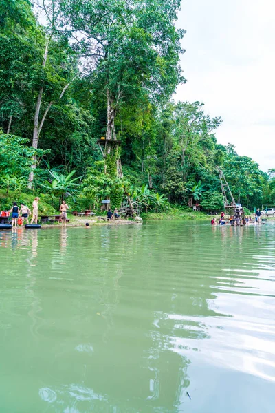 Vangvieng, Laos 13 Mayıs 2017: Turist Blue Lagoon tadını çıkarın