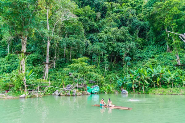 Vangvieng, Laos 13 Mayıs 2017: Turist Blue Lagoon tadını çıkarın