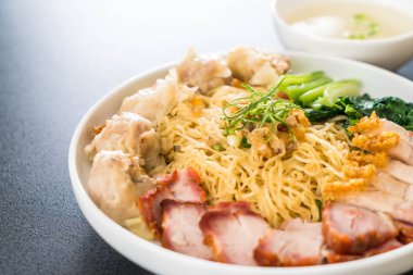 Yumurta noodle kırmızı kızarmış domuz, gevrek domuz eti, köfte ve çorba ile 