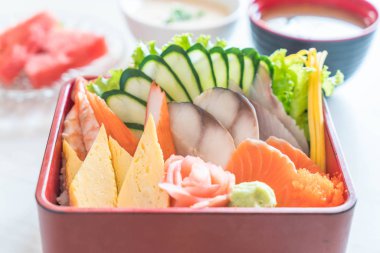 Pirinç bento kutusunda Ham taze sashimi