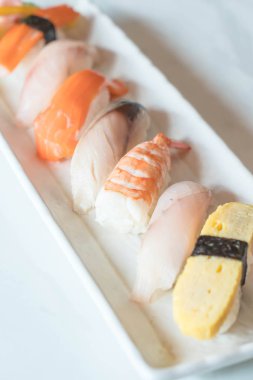 Ham ve taze nigiri suşi beyaz plaka 