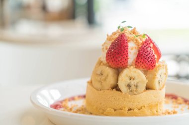 sıcak kek krem, çilek, muz ve tanımlama bilgisi ile harap 